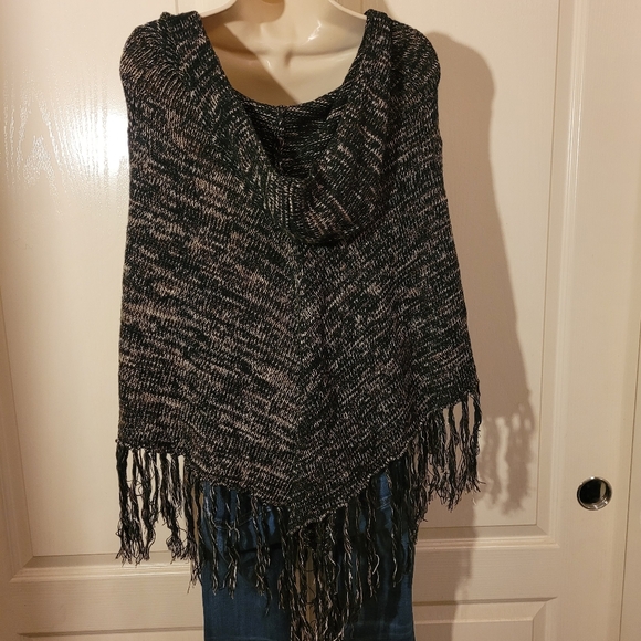 Willow and Clay hooded poncho - Picture 2 of 4